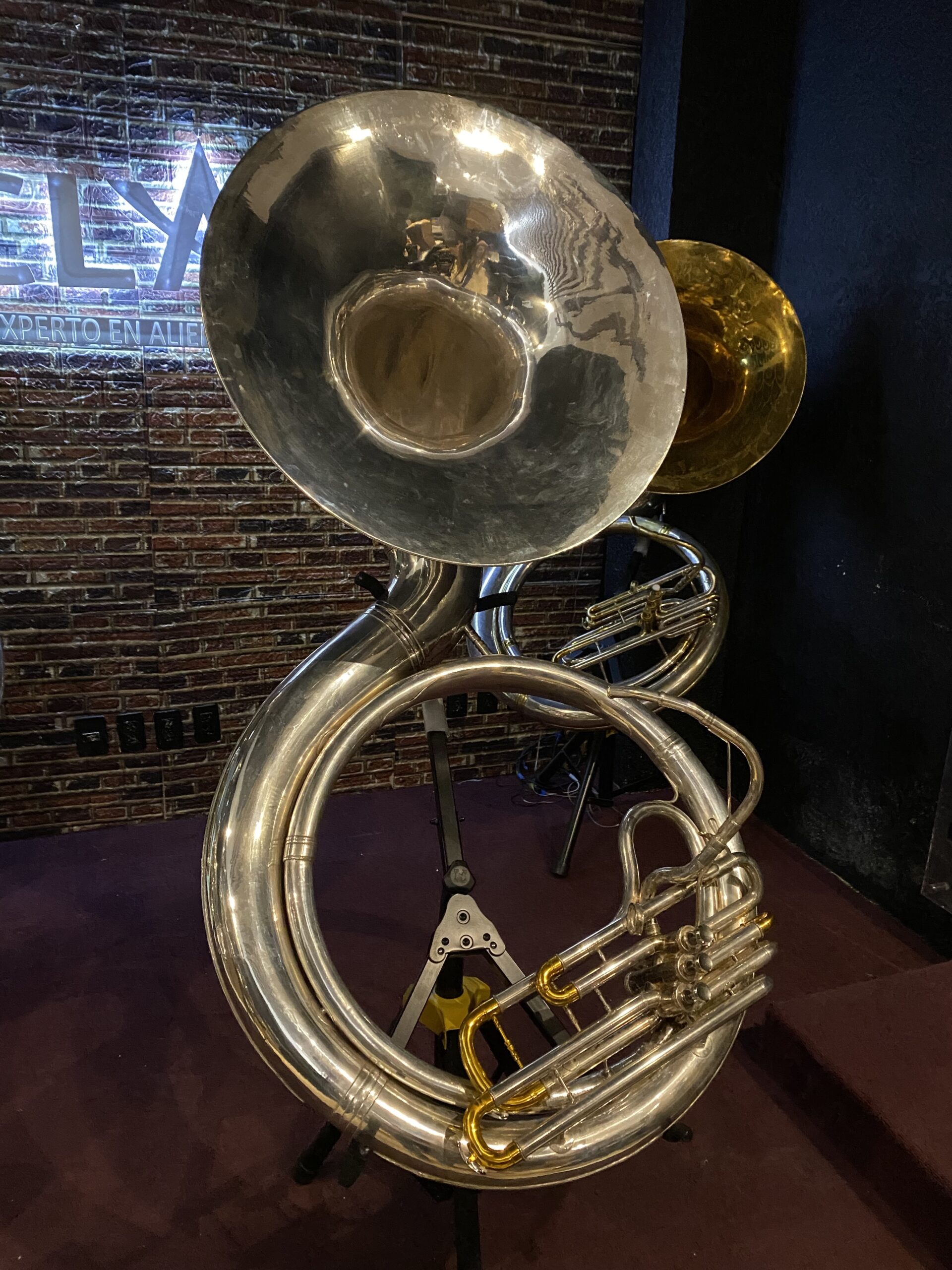 Tuba Conn 14K Restaurada Baño de plata con bombas en dorado