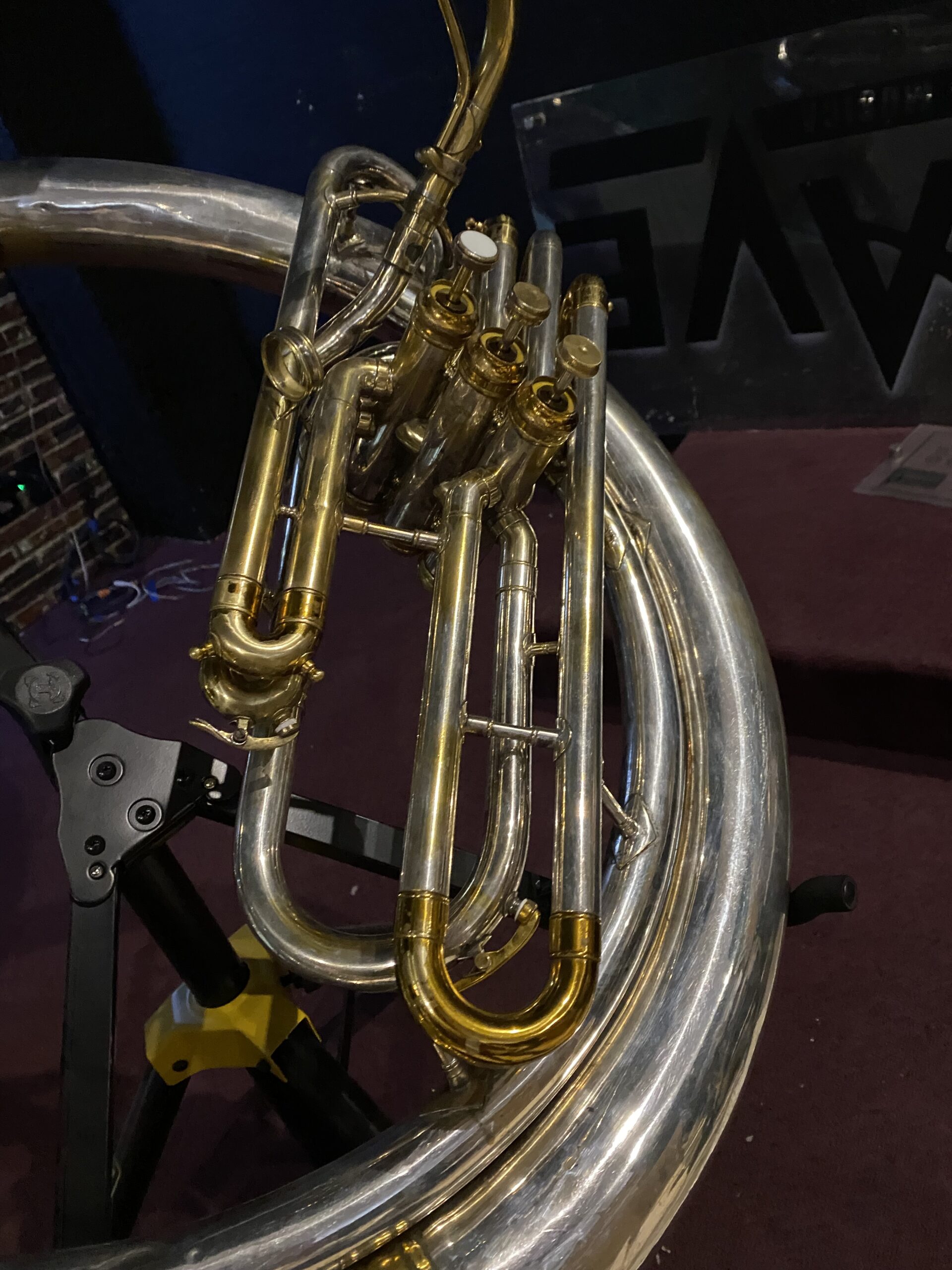 Tuba King USA Ajustada lista para tocarse. - Imagen 2