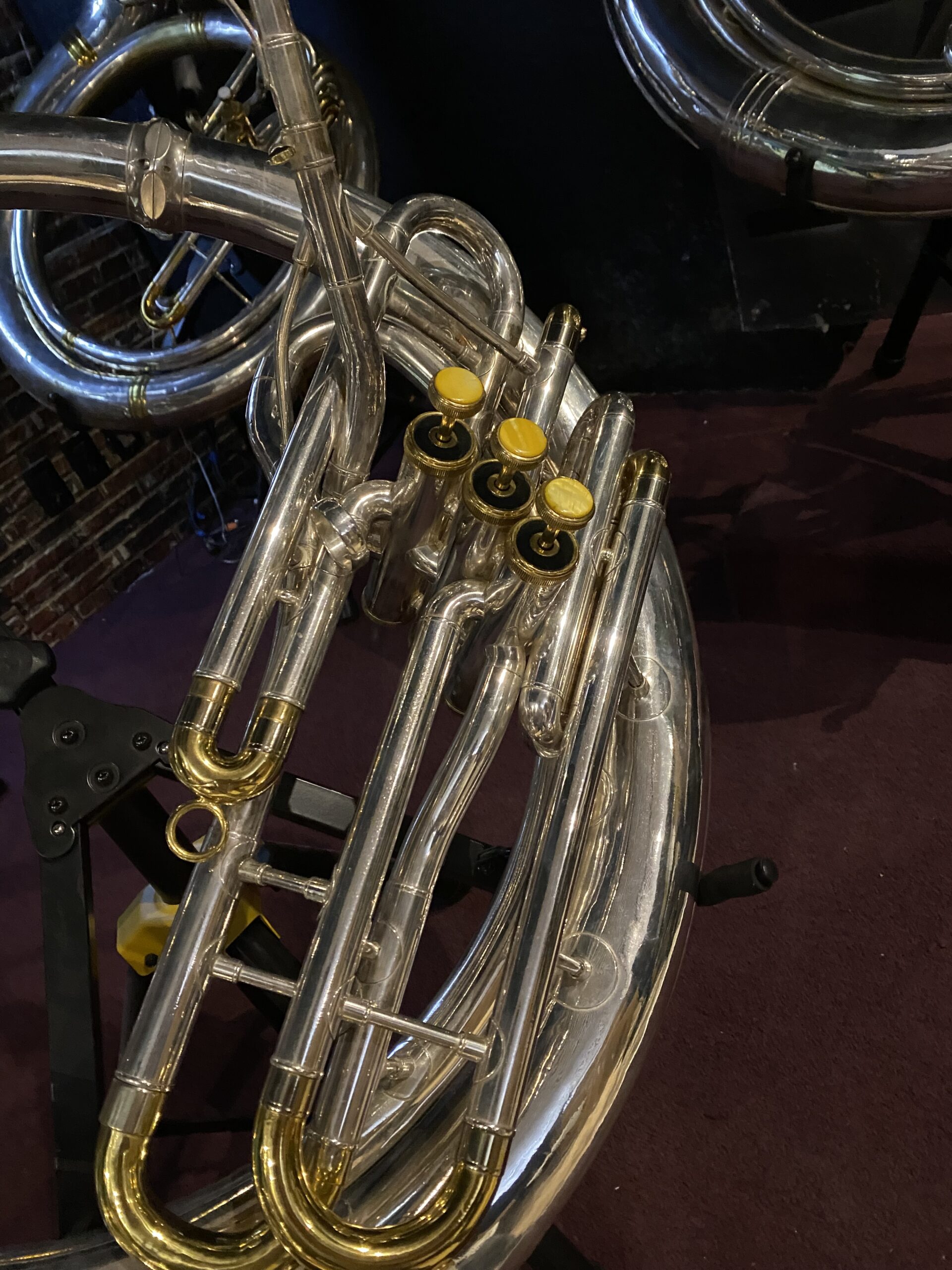 Tuba Yamaha Restaurada Baño de plata con bombas en dorado - Imagen 2